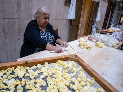 ...anche lei indaffarata a tagliare la semola